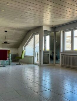 Charmante 3-Zimmer Dachgeschosswohnung mit Garage und Stellplatz - Allmersbach (Tal)