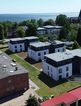 Erstbezug - hochwertig ausgestattetes 2-R-Appartement mit ca. 24 m² Dachterrasse & Tiefgarage an der Müritz (ca. 250 m) - Klink