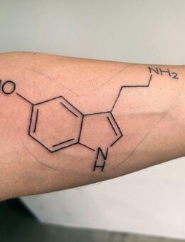 Serotonin Tattoo – Fine Line Design für Balance & Glück | Saarbrücken ab 80 € - Saarbrücken