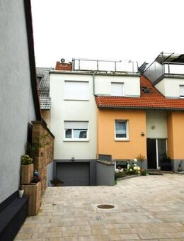Karlsdorf: Großz. Maisonette, EBK, 2 Bäder, Gäste-WC, VRR, Klima, Dachter., Blk., Kellerr., Waschr. - Karlsdorf-Neuthard