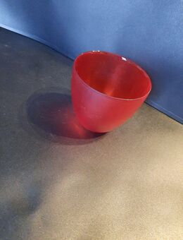 Vase aus Glas rot ca. 10cm hoch Öffnung ca. 11cm breit - Essen