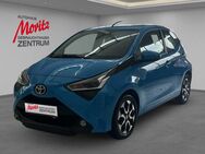 Toyota Aygo, 1.0 x-play connect ÜBER, Jahr 2018 - Laatzen