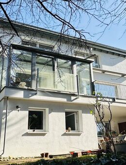 Beeindruckendes Wohnhaus mit Einliegerwohnung, 3 Garagen und großem Grundstück - Esslingen (Neckar)