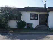 Gepflegte Bungalow-Doppelhaushälfte in Leonberg - ideal für Single oder Paare ! - Leonberg (Baden-Württemberg)