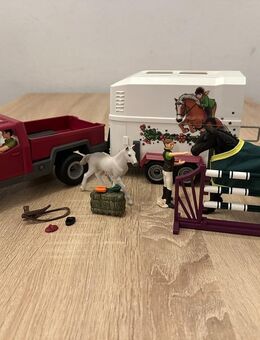 Schleich Horse Club Pick-Up Spielzeug mit Pferdeanhänger - Bandelin