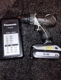 Verkaufe Akku Bohrmaschine mit drei Akku und Ladegerät - Beckum Zentrum