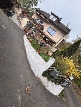 Wohnhaus mit 3 vermieteten Einheiten in schöner Lage - Burghaslach