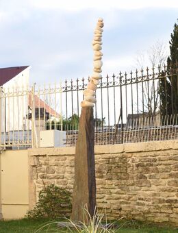 Beige-rosa Kiesel-Statuen-Skulptur auf Schiefer-Menhir - Stuttgart