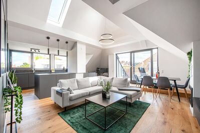 Stylisches Design: Soeben sanierte 2-Zimmer-Wohnung mit großer Dachterrasse