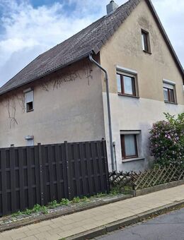 Sanierungsbedüftiges Einfamilienhaus in Braunschweig Broitzem mit schmalen aber sehr schönem Grundstück/Garten inkl. kleinen Anbau und Garagen - Braunschweig