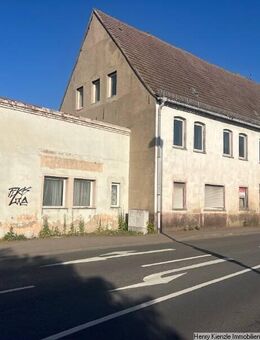 Sanierungsbedürftiges Mehrfamilienhaus mit Gewerbepotenzial in Könnern - Könnern