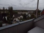 Besondere Wohnung mit Balkon und Blick nach Kitzingen Stadtzentrum!! Top-Grundriss :-) Küche sollte abgelöst werden... - Kitzingen