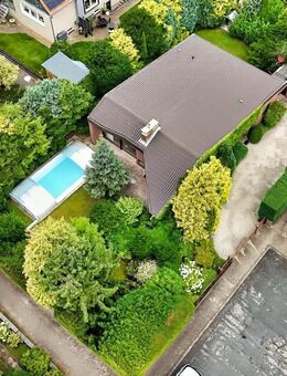 Stilvoller Bungalow in Hohenhameln: Ruhige Lage, Keller, Doppelgarage, zwei Kamine und Außenpool! - Hohenhameln
