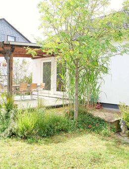 Nieder-Erlenbach! Freistehendes Haus mit freier Einliegerwohnung auf 700m² Grundstück. - Frankfurt (Main)