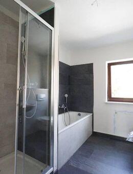 // frisch renoviertes Reihenmittelhaus mit 2 Stellplätzen und Garten in ruhiger Lage // - Leuna
