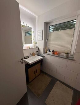 2 -Zimmer-Whg. mit Küche, Abstellraum, Terrasse, Gartenanteil und Stellplätzen - Nittendorf (Markt)