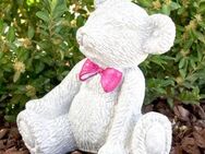 Figur kleiner Bär sitzend mit rosa Schleife - Uslar Zentrum
