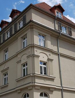 Exklusive 3-Raum Dachgeschoss Wohnung mit Lift direkt in die Wohnung und Einbauküche - Mylau Zentrum