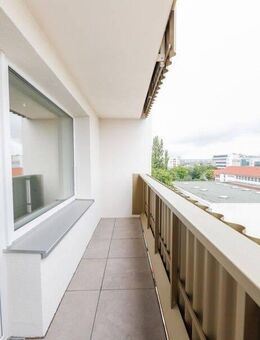 Sonnenlicht & stilvolles Ambiente: moderne Etagenwohnung mit Loggia und offener Wohnküche - Dresden