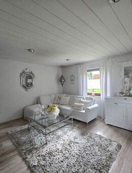 Zweifamilienhaus mit Doppelgarage, Wellnessbereich und liebevoll gestaltetem Garten - Erdmannhausen