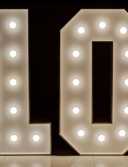 Vermiete Vermietung zum mieten leihen rent XXL 120cm Zahl 10 leuchtende Zahlen RGB LED Zahlen Geburtstag 10. Deko Dekoration - Großbeeren