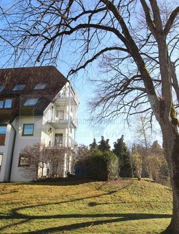 Wohn(t)raum! Großzügige 2,5 Zi.-Wohnung mit zwei Aussichtsbalkonen und zwei Tiefgaragenstellplätzen im Herzen von Bad Dürrheim! - Bad Dürrheim