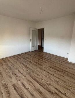 Sofort bezugsfrei: Großzügig geschnittene 4-Zimmer-Wohnung (ca. 99 m²) - Hof