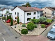 Gepflegtes Zweifamilienhaus mit großem Garten und Doppelgarage & Stellplätze - Oftersheim