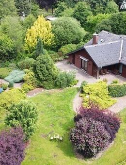 immo-schramm.de: Winkelbungalow als Holzhaus auf herrl. Grundstück - Holste