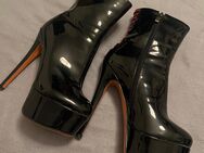 Getragene highheels mit roten Details - Magdeburg