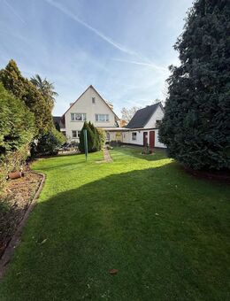 Geräumiges Zweifamilienhaus mit 4 Zimmern, 2 Garagen und einem großen Garten in Lampertheim - Lampertheim