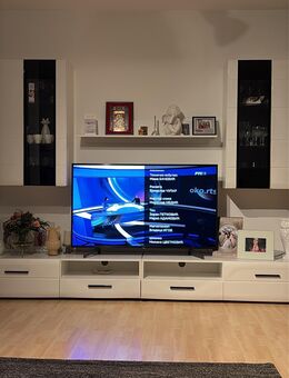 Wohnwand ohne Inhalt und ohne Deco - München