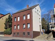 Zweifamilienhaus mit separatem Wohngebäude, 6 Garagen und schönem Gartengrundstück! - Schöningen