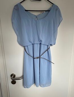 Babyblaues Kleid mit silberfarbenen Gürtel - Kahl (Main)