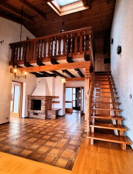 Schnäppchen! Großes Einfamilienhaus mit Fernblick, schönem Grundstück und zwei Garagen - Georgensgmünd