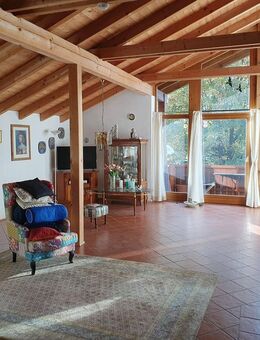 Geräumiges Wohnhaus mit separatem Eingang zur Einliegerwohnung und großem Garten. - Ainring