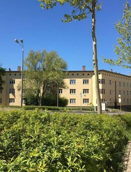 Wohnen im sanierten Altbau - 3-Raum-Wohnung mit Dusche, Wanne und Balkon - Gera
