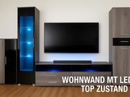 Moderne Wohnwand mit LED-Beleuchtung und schwarzer Glasfront - Ingolstadt