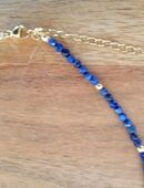 Boho Kette mit kleinen facettierten Lapis Lazuli Perlen und goldfarbenen Zwischenperlen aus Kupfer in 66987