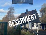 RESERVIERT! Freistehendes Einfamilienhaus auf großzügigem Erbpachtgrundstück in guter und kinderfreundlicher Lage von Plettenberg-Holthausen - Plettenberg
