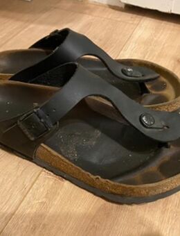 Verschiedene Schuhe mit unterschiedlichen Gebrauchsspuren - Leipzig