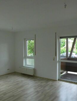 2-Zimmer-Wohnung in Höhenlage mit sonnigem Balkon mit Aussicht und guter Ausstattung zu vermieten! - Mylau Zentrum