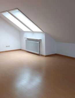 Bitte nur Email-Anfragen***gepfl.2,5 ZW, EBK ohne Ablöse, Gartennutzung, in ruh. Lage im 2.OG eines Mehrparteienhauses*** Keine Haustierhaltung* - Bubenreuth