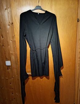 Kostüm mit asymmetrischen langen Ärmeln - Ammerthal