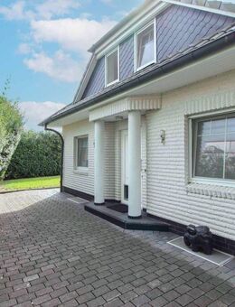 Wohnen mit Garten, KfW40+ Haus und 2 Garagen in Brunsbek - Brunsbek