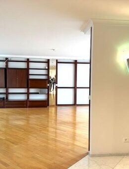 Komfort Dachgeschosswohnung mit 2 PKW Stellplätzen in Charlottenburg (Westend) - Berlin