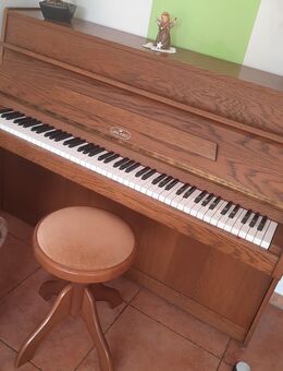 Klavier von " Carl Ebel". Für 250. VB. - Verl