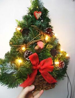 Weihnachtsdeko Weihnachtsbaum künstliche Tanne mit Schmuck + Beleuchtung/Lichterkette, Deko, 5,- - Flensburg