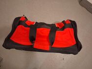 Neuwertige Reisetasche -Farbe: rot/Schwarz - Laatzen