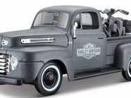 Maisto® Sammlerauto Ford F1 ´48, Maßstab 1:24, inklusive Harley-Davidson WLA Flathead